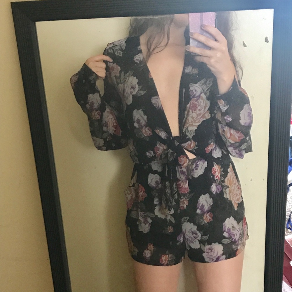 New! 🌸 Floral Romper 🌸 - Picture 1 of 5